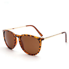 Load image into Gallery viewer, D&amp;T New Classic Sunglasses Women